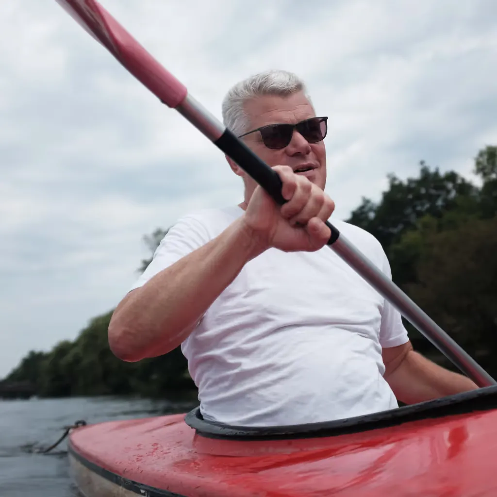 Cord Solle mit Sonnenbrille in Action im Kanu auf dem Wasser
